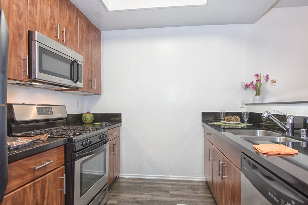 5015 Clinton Apartments kitchen area with appliances