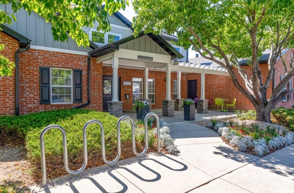 Country Ranch Apartments leasing office exterior