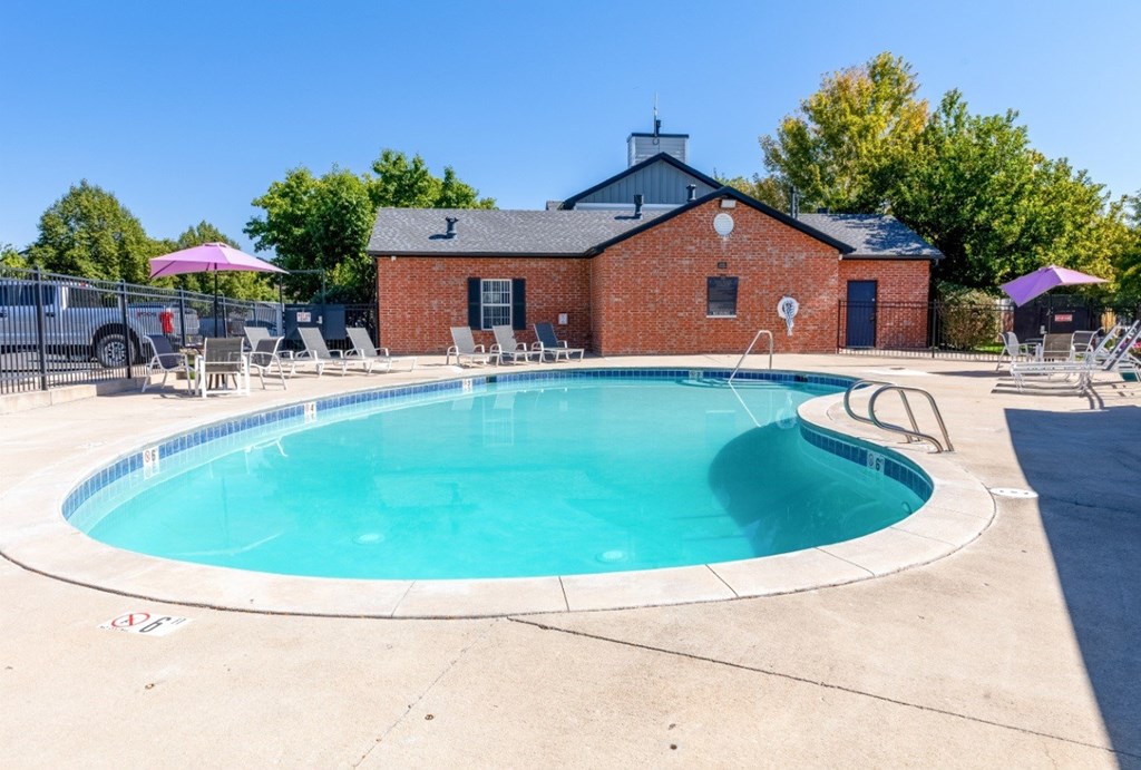 Country Ranch Apartments pool