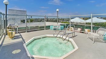 Indie Westside jacuzzi