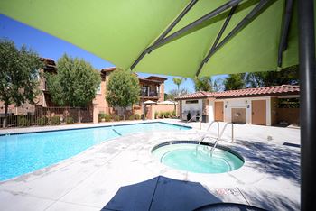 Parkside Villas pool area and jacuzzi