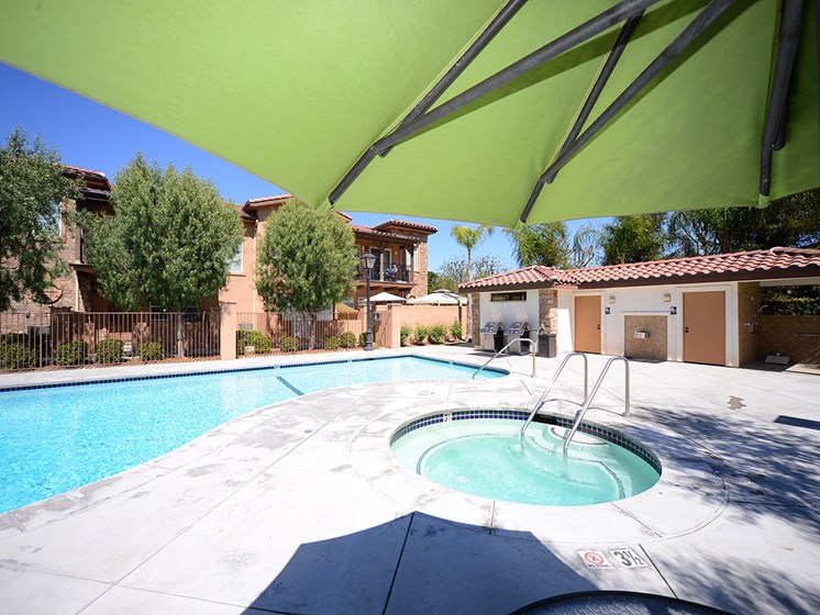 Parkside Villas pool area and jacuzzi