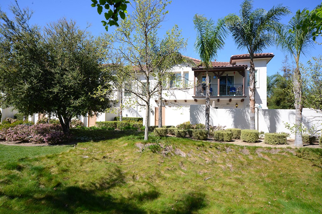 Parkside Villas exterior lawn