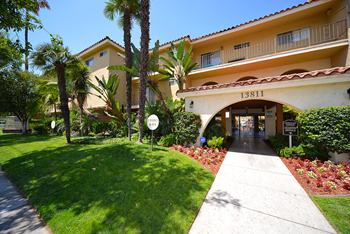 Capistrano Gardens exterior pathway Capistrano Gardens exterior pathway - Photo Gallery 6