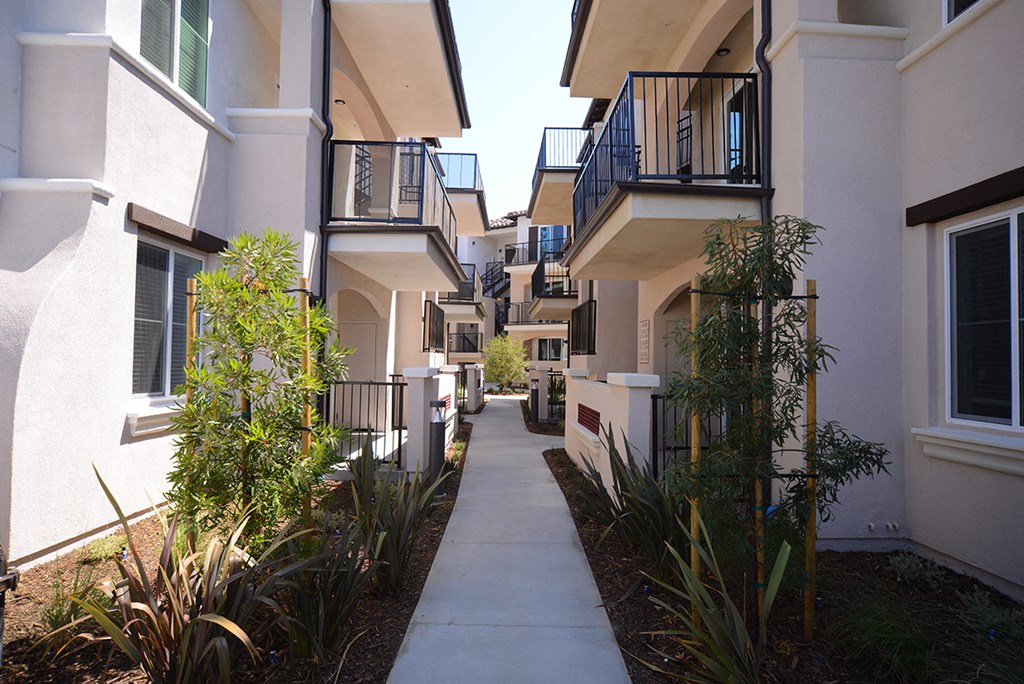 Yolo Apartments Building Exterior Pathway