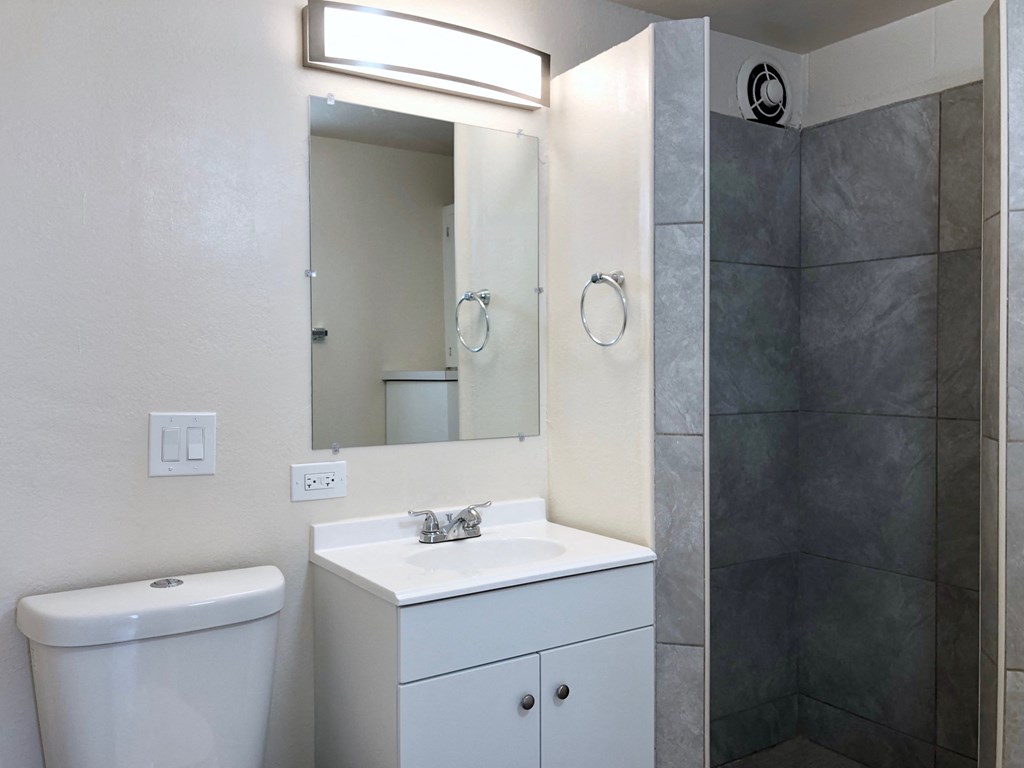 Hale Makiki Apartments bathroom