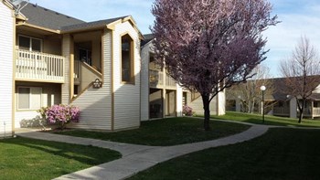 Yakima, WA Englewood Garden Villas Apartments exterior Yakima, WA Englewood Garden Villas Apartments exterior - Photo Gallery 5