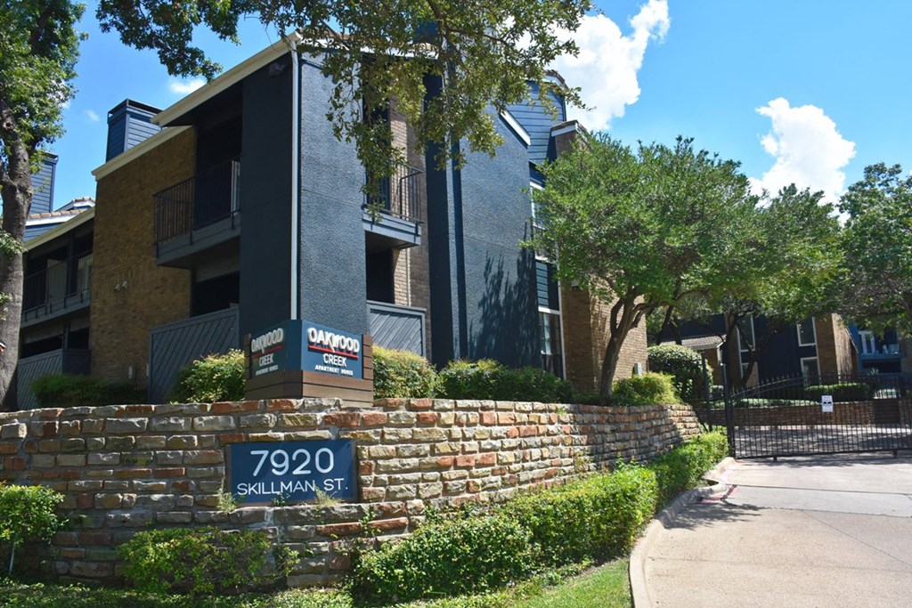 Oakwood Creek Apartments exterior building