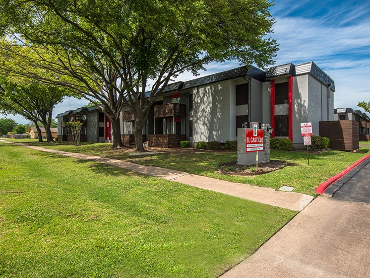 El Castillo Apartments yard and exterior building