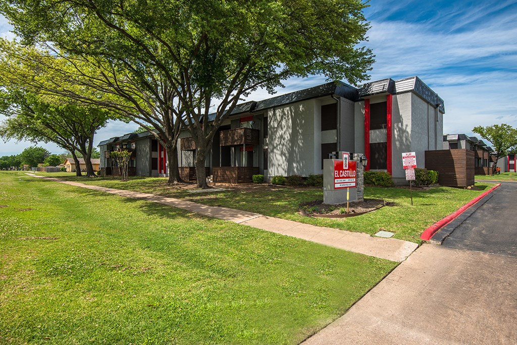 El Castillo Apartments yard and exterior building