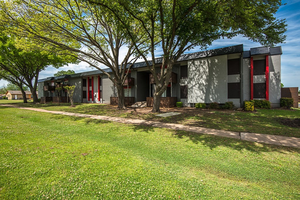 El Castillo Apartments yard and exterior building
