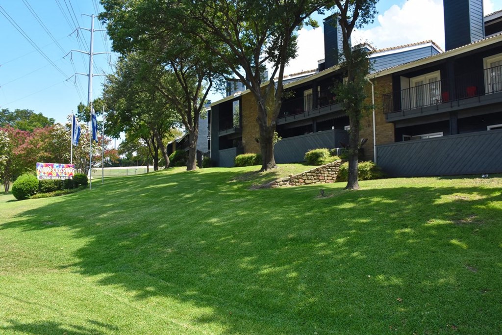 Oakwood Creek Apartments exterior building and yard