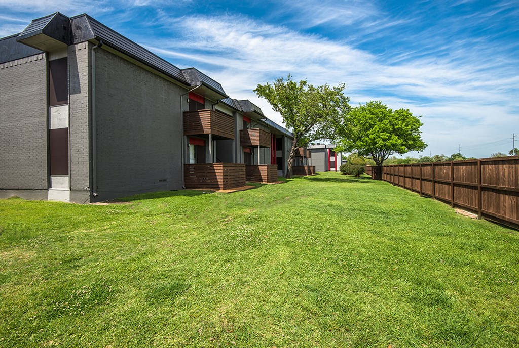 El Castillo Apartments yard and exterior building