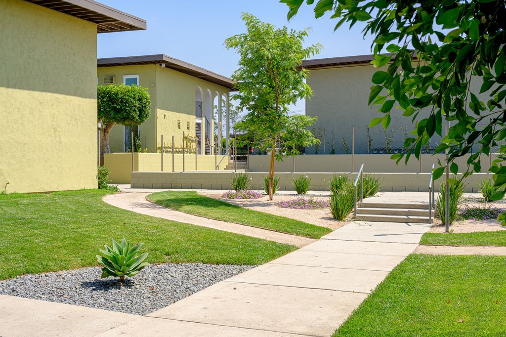 HADDON HACIENDA Exterior Grassy Courtyard