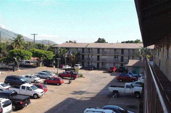 Weinberg Court Apartments exterior building and parking lot