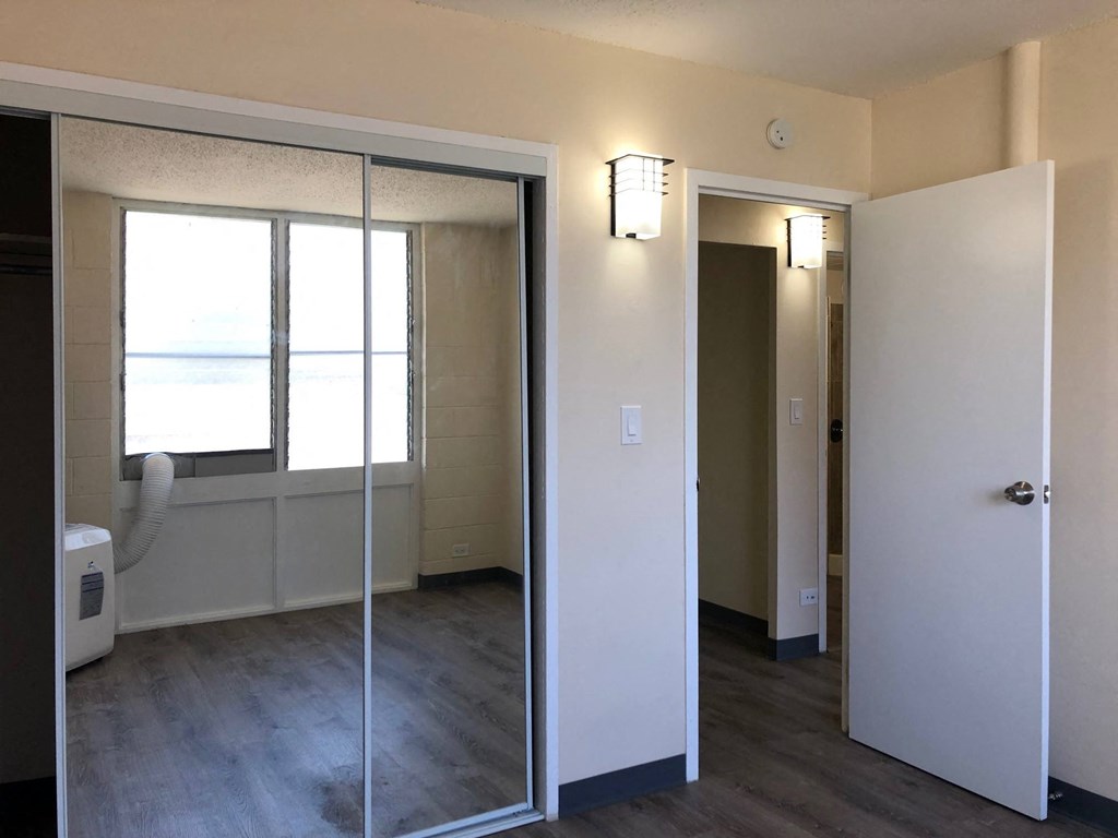 HaleMakiki_BedroomWithCloset_MirroredSlidingDoors_A-11