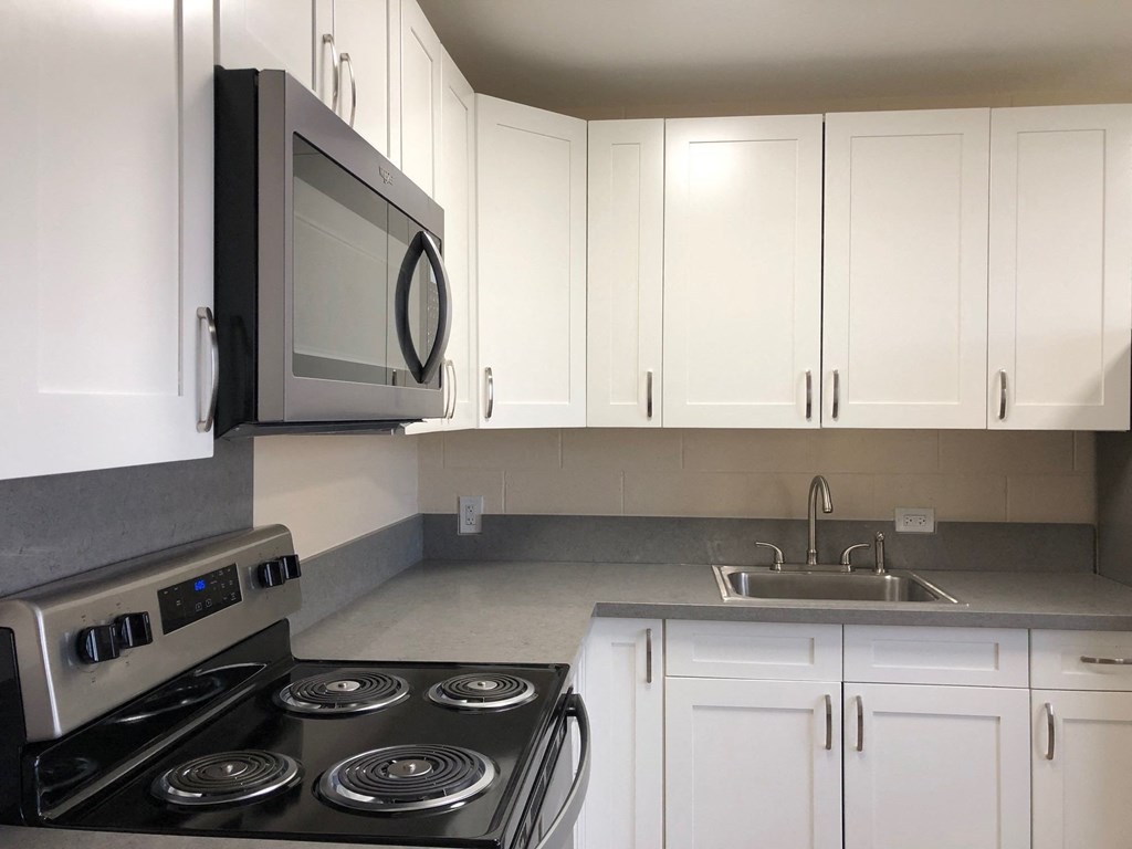 HaleMakiki_KItchen_WhiteCabinets_StainlessSteelAppliances_2B6