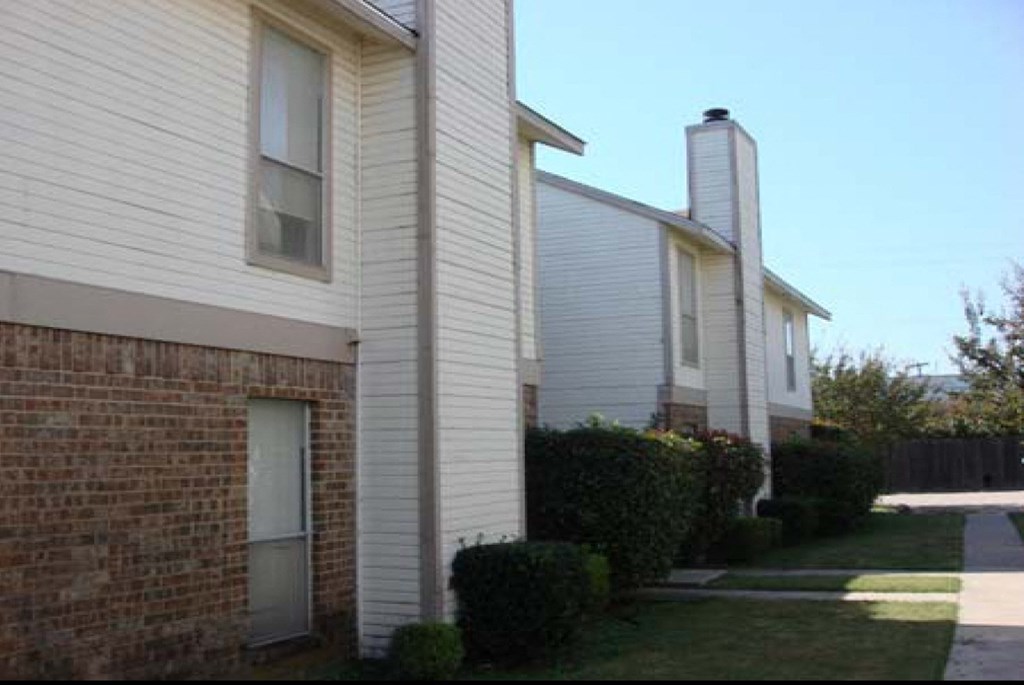 Hampton Court Apartments exterior building