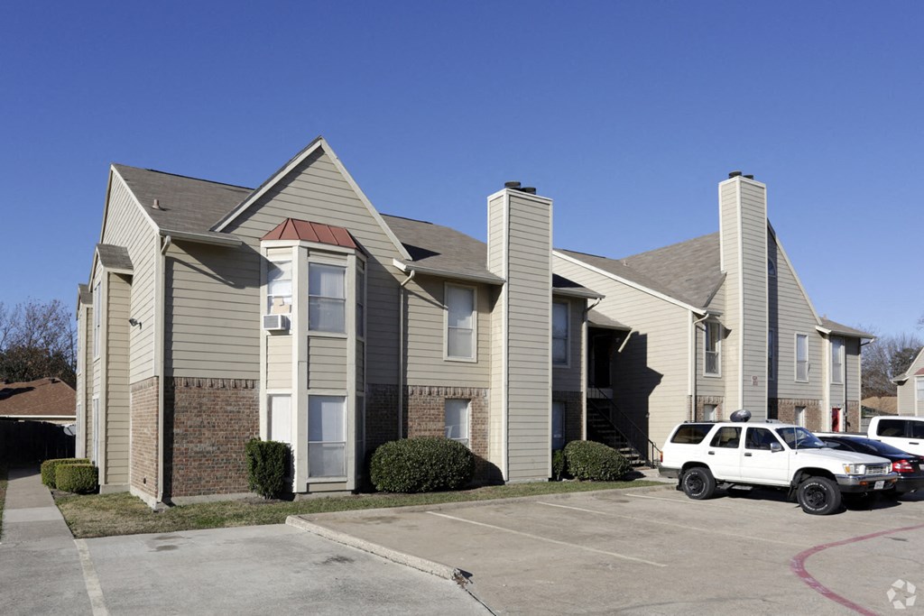 Hampton Court Apartments exterior building