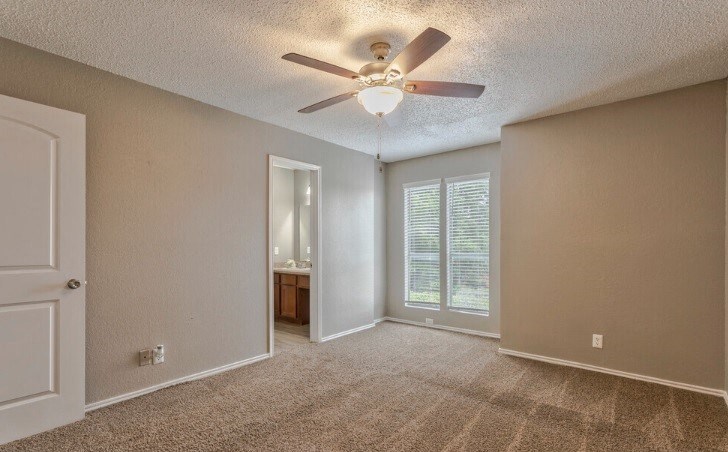 Hampton Court bedroom with ceiling fan