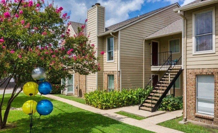 Hampton Court walkway