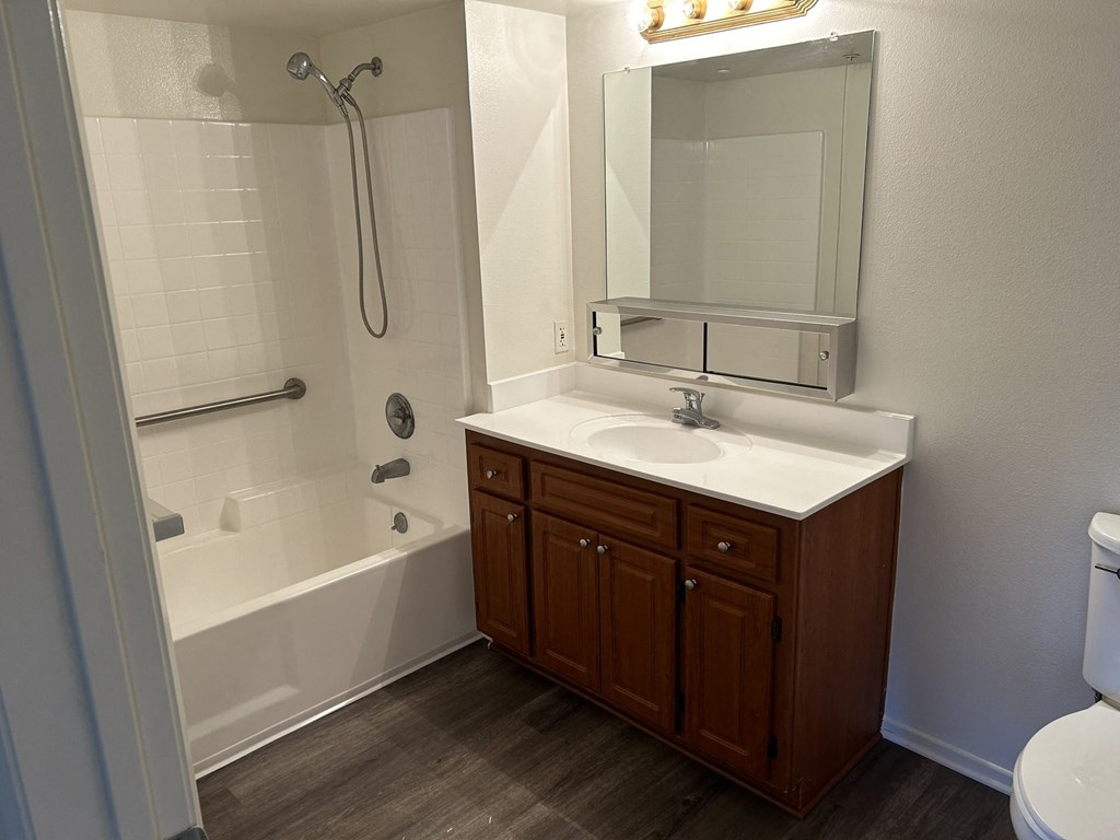 Heritage Park at Glendale bathroom with vanity