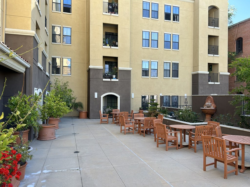 Heritage Park at Glendale courtyard