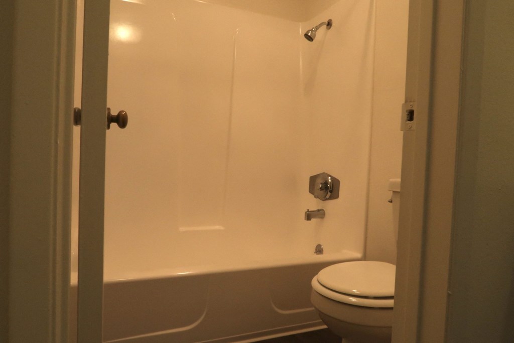 Heritage Park at Woodman two bedroom unit 271 bathtub