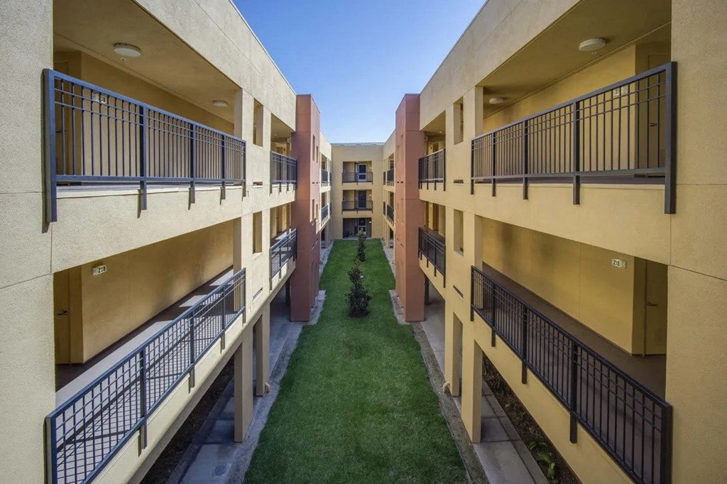 Heritage Place At Tustin courtyard