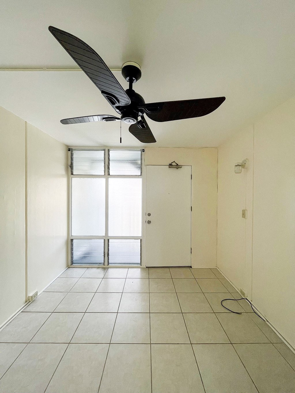 Studio Living Space an empty room with a ceiling fan in it