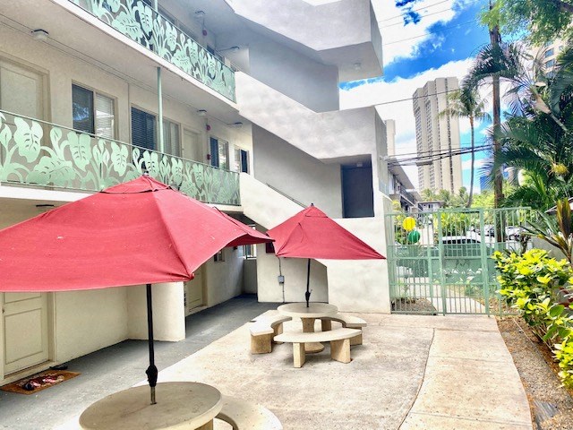 Hobron Apartments Outdoor Common Area with seating