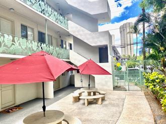 Hobron Apartments Outdoor Common Area with seating Hobron Apartments Outdoor Common Area with seating