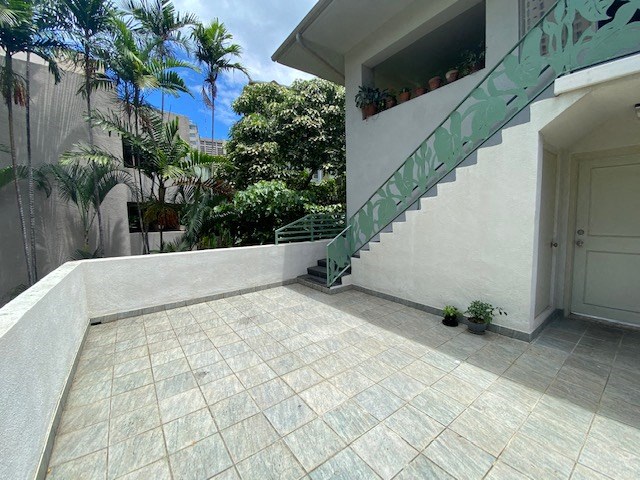 Hobron Apartments Outdoor Common Area Patio