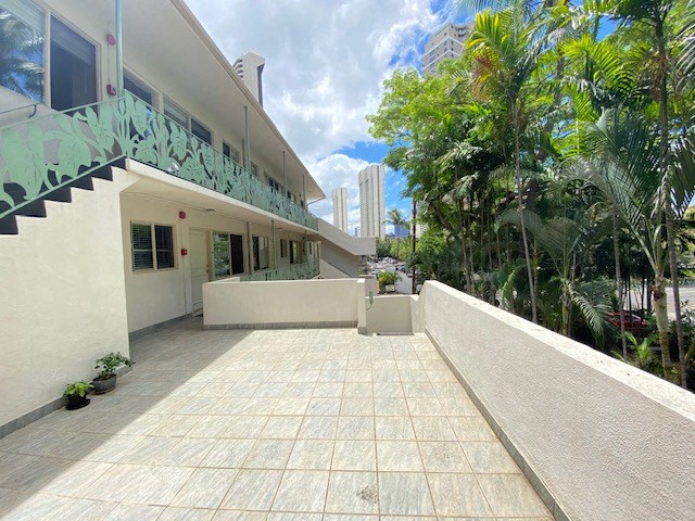 Hobron Apartments Outdoor Common Area Patio