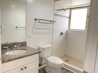 Hobron Apartments bathroom Hobron Apartments bathroom