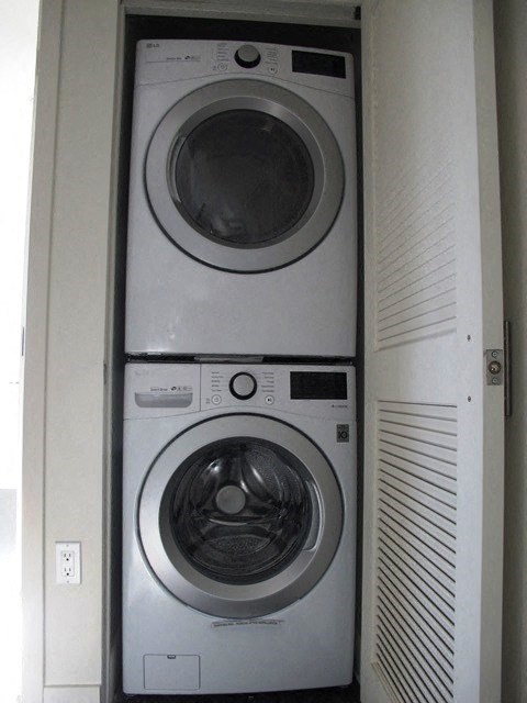 3475 Bentley washer and dryer in unit