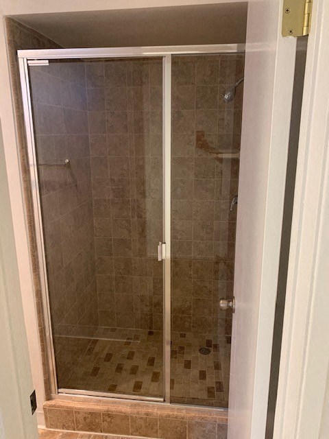 Seaview Apartments shower