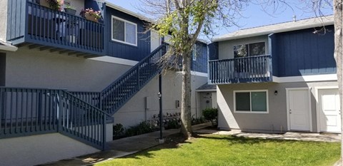 Grover Beach Townhomes exterior courtyard 4