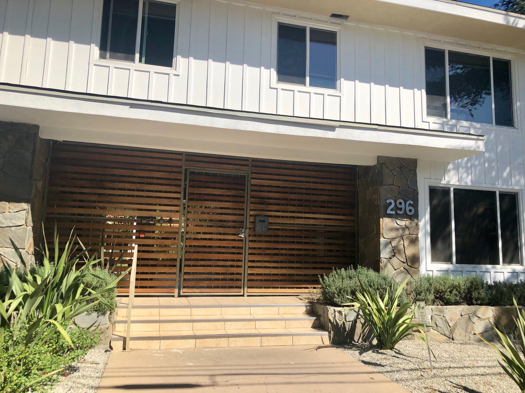 296 N Oakland Apartments exterior building