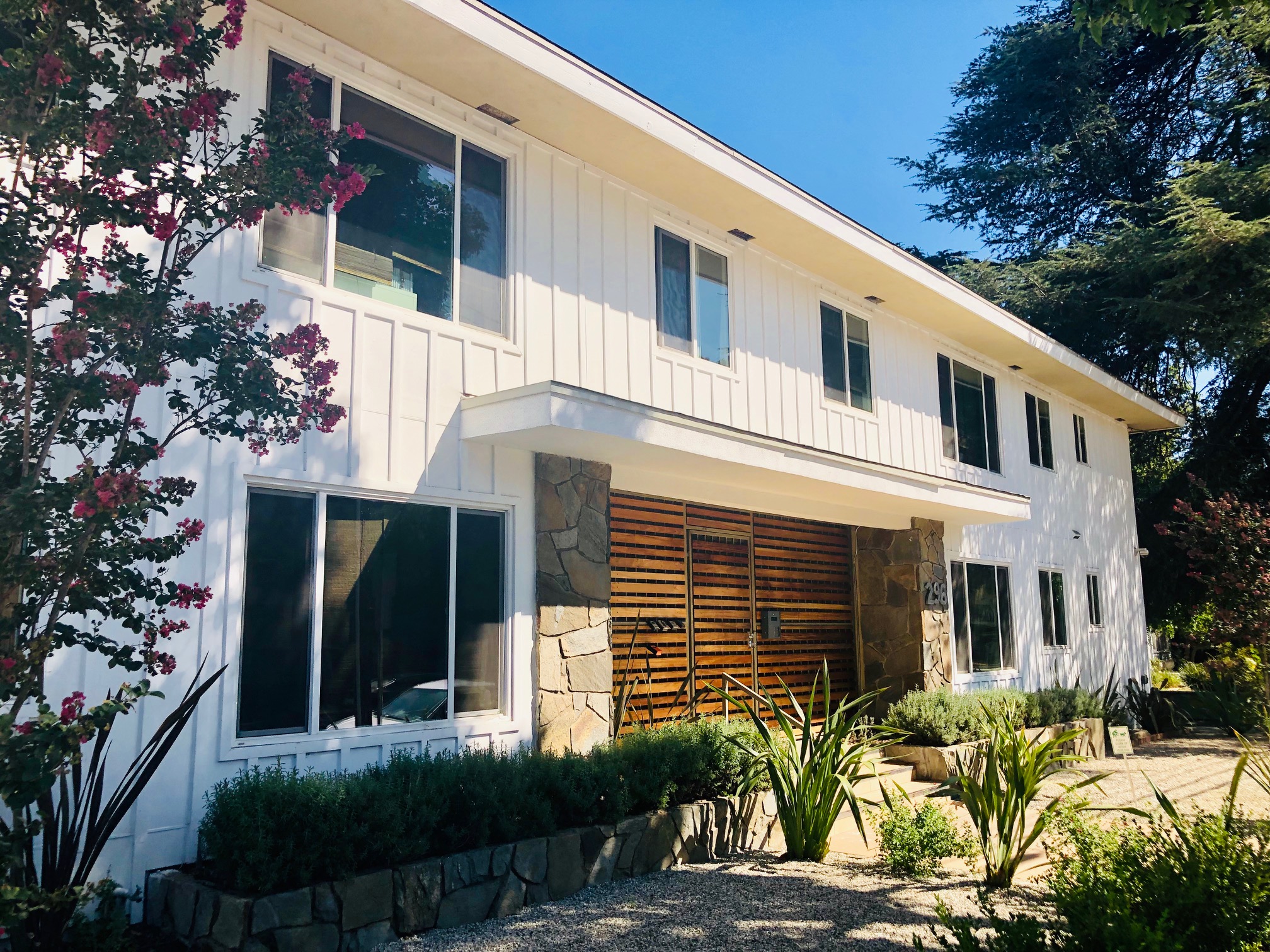 296 N Oakland Apartments exterior building