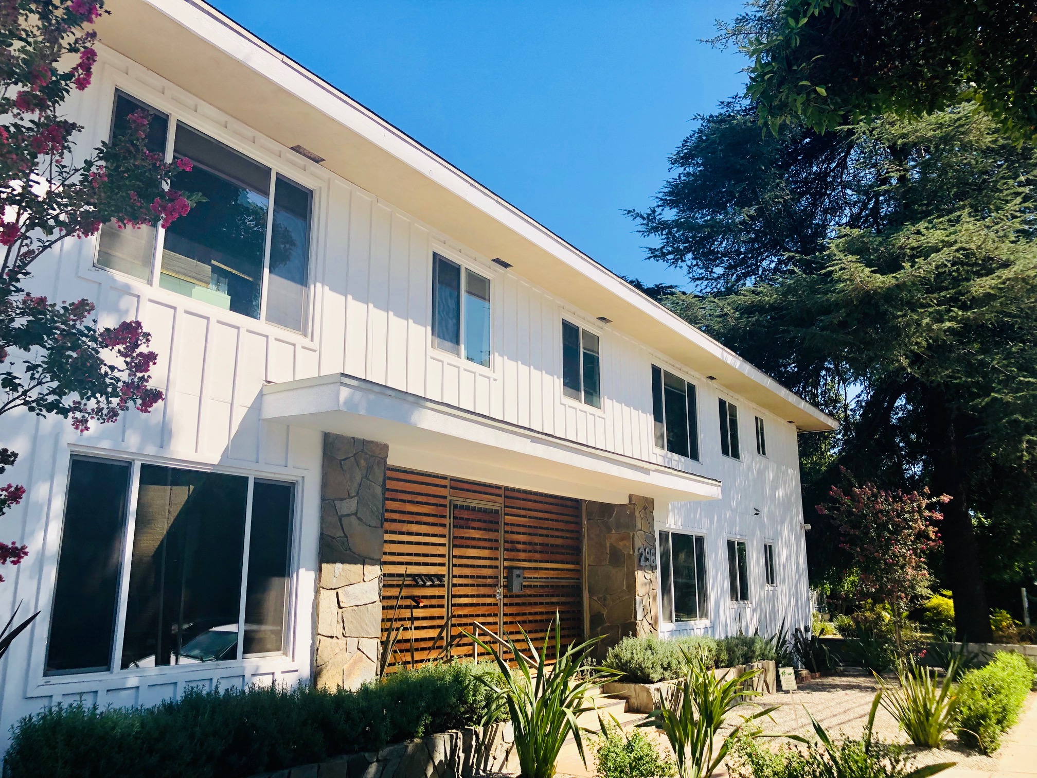 296 N Oakland Apartments exterior building