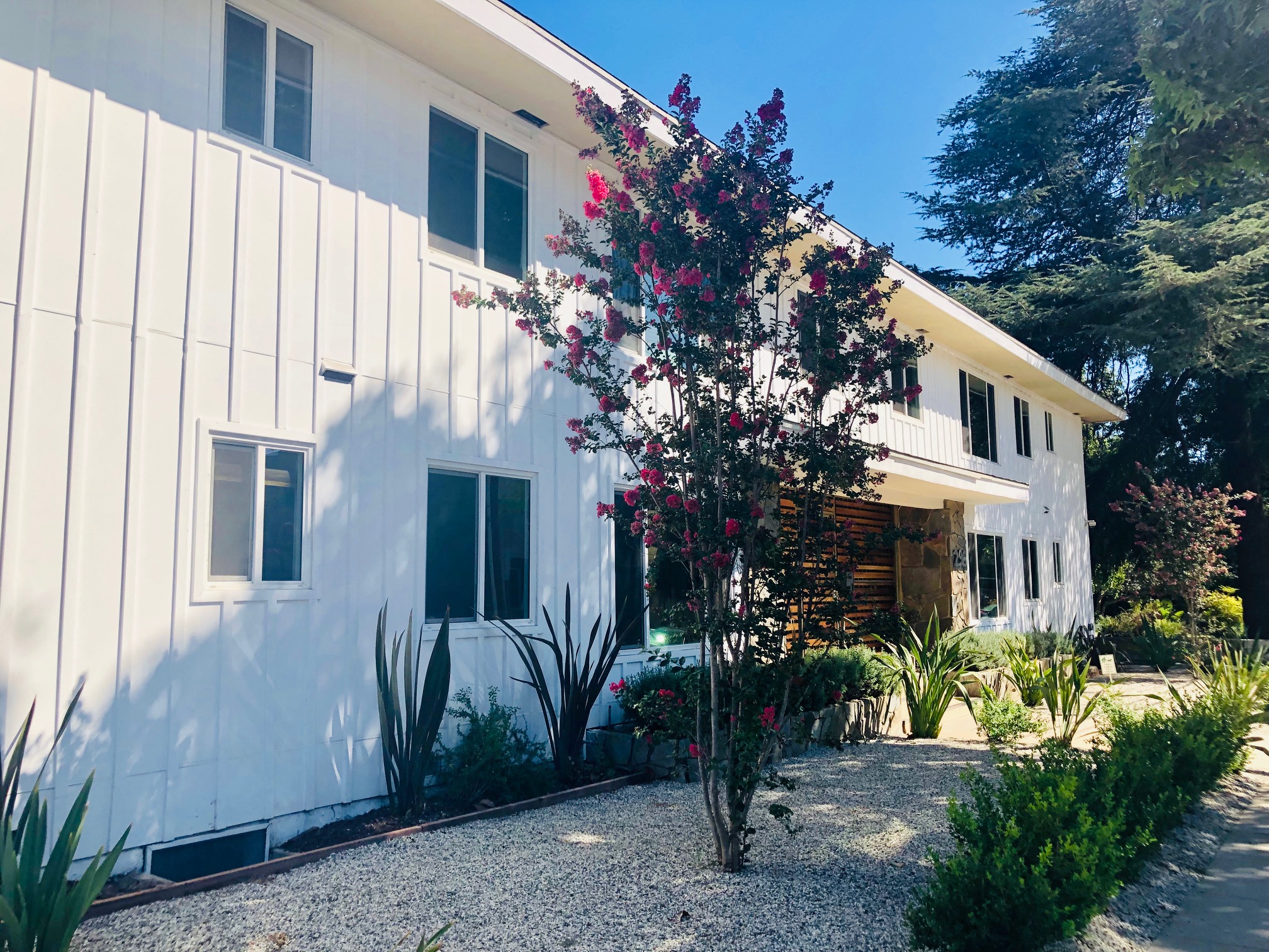 296 N Oakland Apartments exterior building