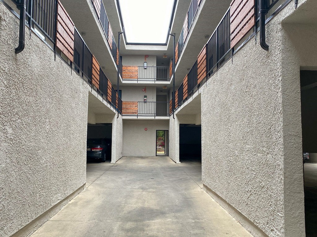 535 N. Hobart Apartments exterior building