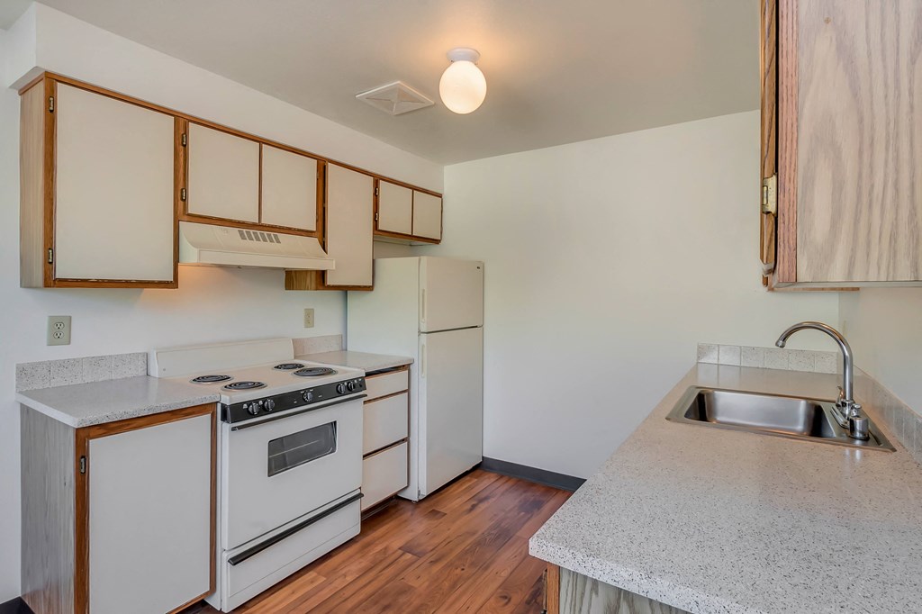 Courtside Apartments kitchen