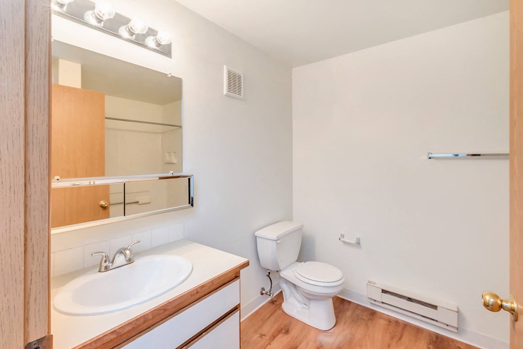 Courtside Apartments bathroom