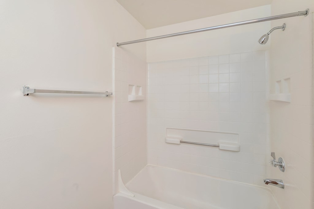 Courtside Apartments bathroom