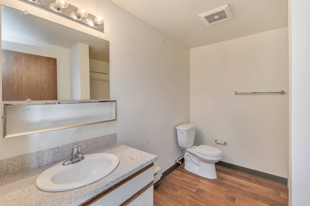 Courtside Apartments bathroom