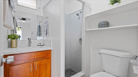 Kahakai Apartments bathroom