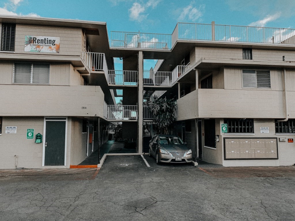 Kam IV Exterior Building Photo