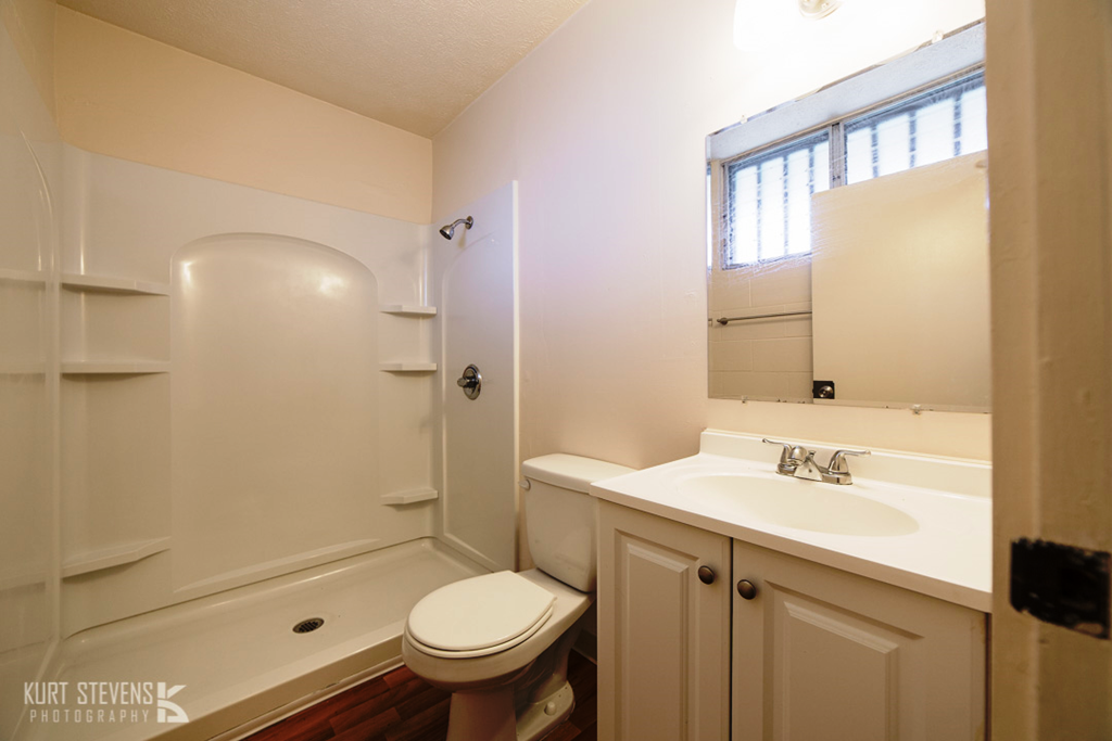 Kam IV Apartments bathroom